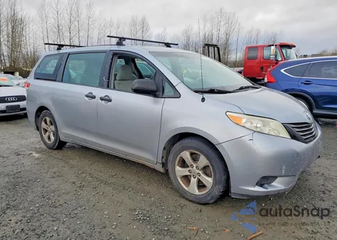 2014 Toyota Sienna z USA, uszkodzony, nr VIN 5TDZK3DC0ES467088